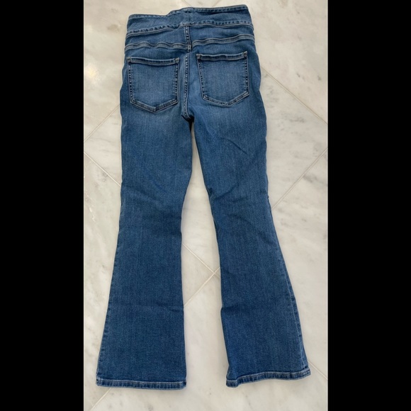 Frame Denim Le Hardy Crop Flare in medium wash Zip fly with double button. - Picture 3 of 7